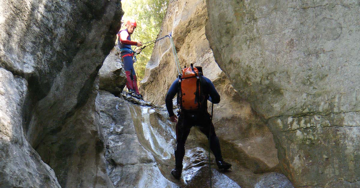 barranquistas en el barranco de Poyatos