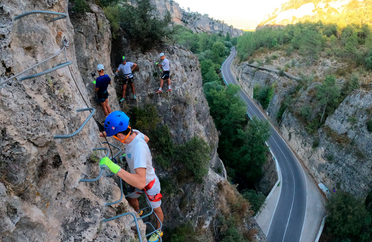 Alquiler de material para vía ferrata en Cuenca 7 personas realizando la ferrata el Estrecho de Priego