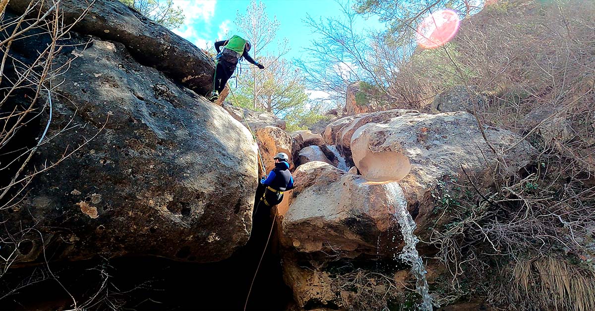 chico rapelando en el barranco de Portilla