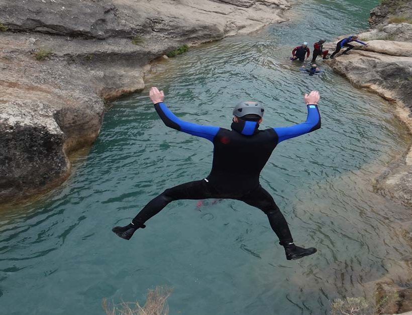 Barranco</br>Ventano del Diablo 17 chico saltando al agua en el barranco del Ventano del Diablo