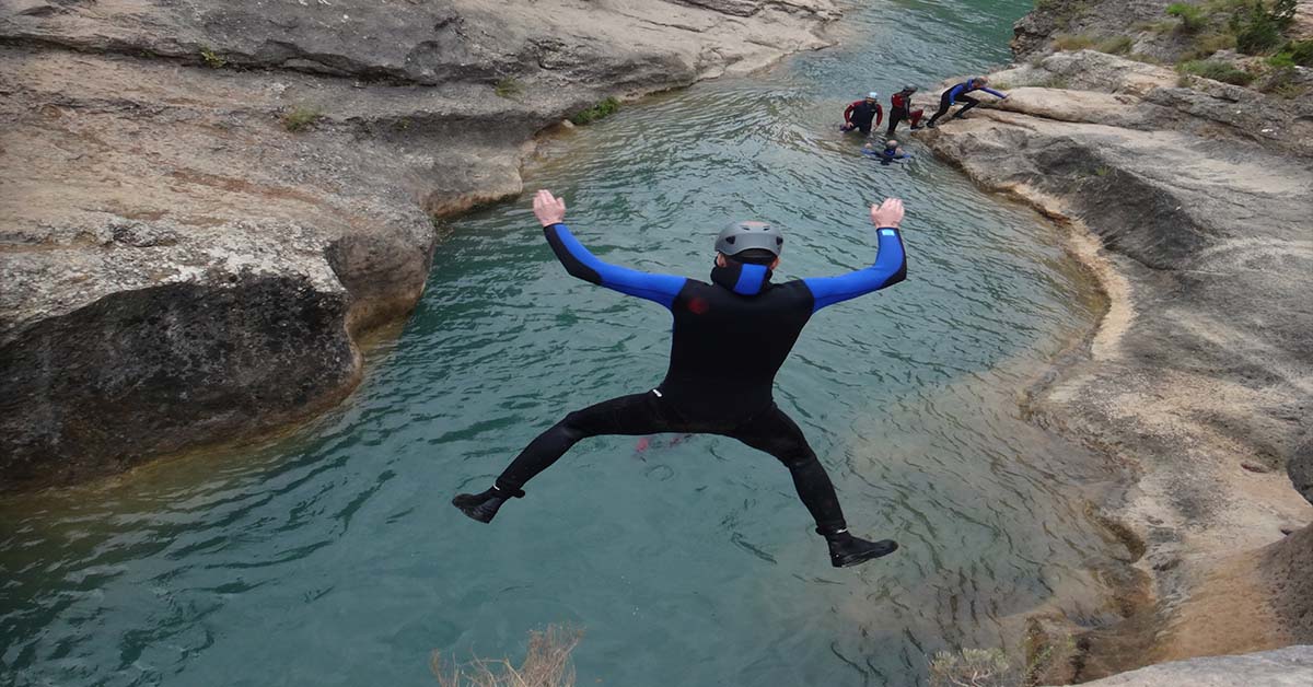 chico saltando al agua en el barranco del Ventano del Diablo