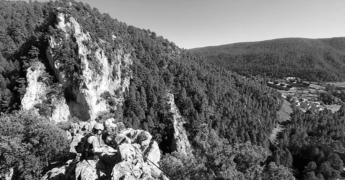 vistas desde la parte superior de la vÃ­a ferrata de Puente de Vadillos en escala de grises
