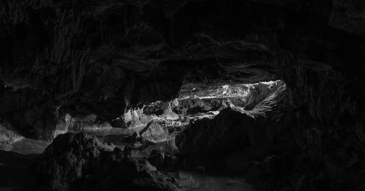 sala de la cueva Cabeza del Herrero en escala de grises